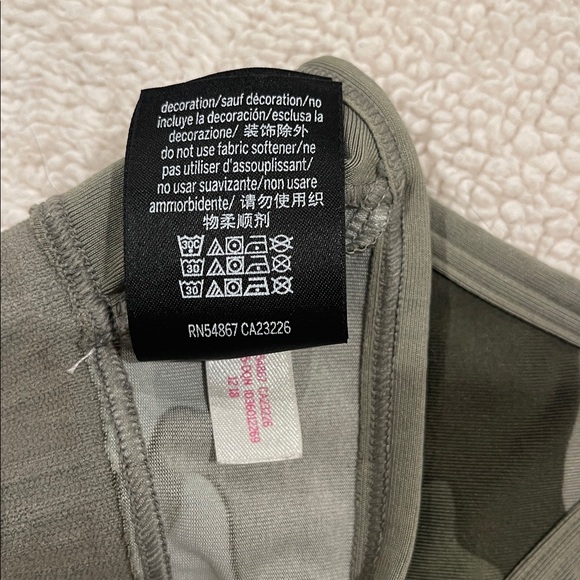 PINK Victoria Secret Camo Sports Bra Small - Picture 7 of 9